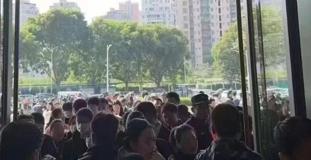深圳楼市惊现“千人看房”，买房人都“回来了”？_腾讯新闻