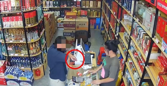 再现“百元找零”骗局！收两元找零九十？店主彻底被绕晕_腾讯新闻