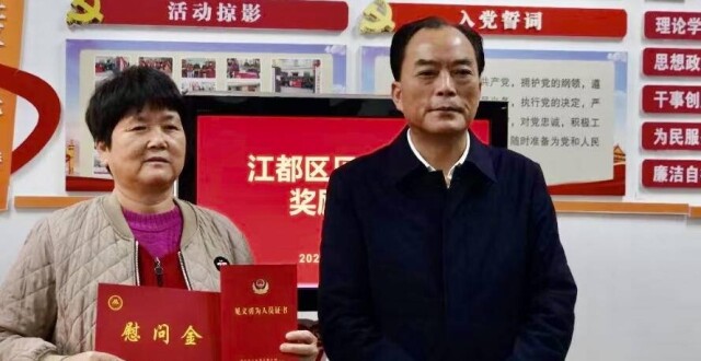 热心大妈的“一次翻越”，救了一个家庭，救了整栋楼的邻居！_腾讯新闻