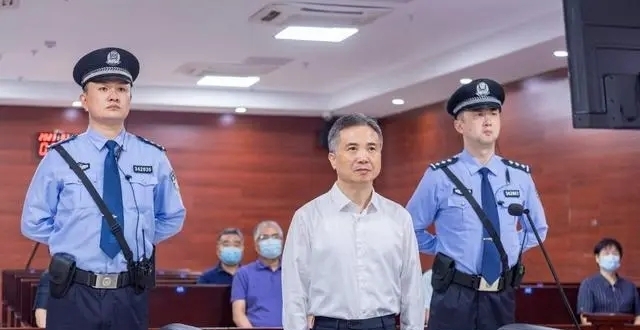 20年受贿1.82亿！“与资本勾连”的杭州市委原书记周江勇一审被判死缓_腾讯新闻