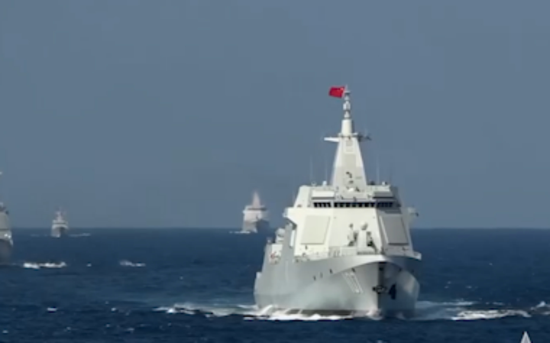 055型导弹驱逐舰堪称海上火力“王者”_腾讯新闻