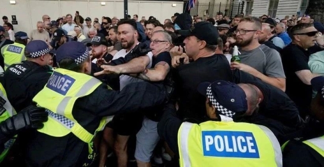 英国骚乱：加剧仇恨的恶性循环_腾讯新闻