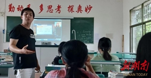 “三尺讲台”书写无悔人生_腾讯新闻