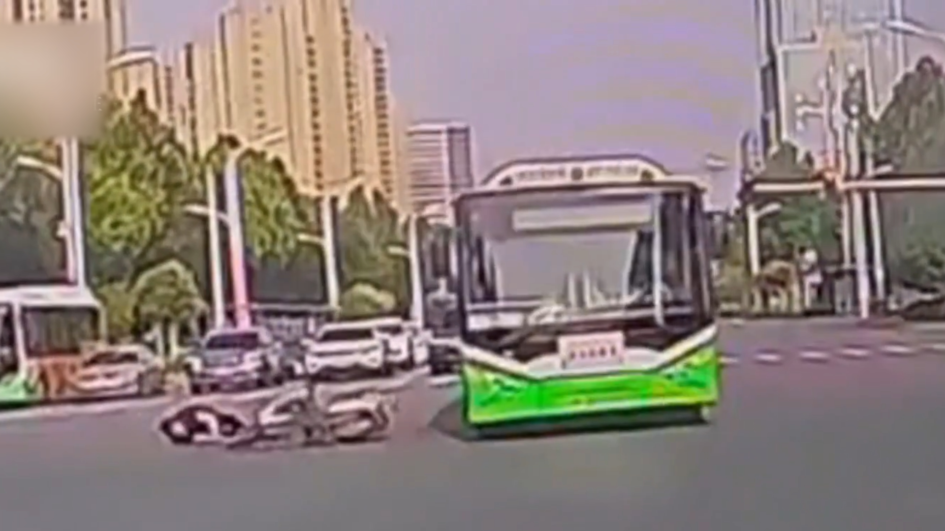 河北一公交车闯红灯还逆行：致电动摩托车翻倒后 竟然径直离开！_腾讯新闻
