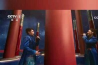 春晚 亭台楼阁拔地而起，凤凰传奇 一首《栋梁》 惊艳全场，网友：中国风特效绝了_腾讯新闻