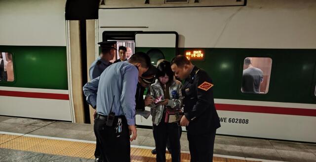 列车临停2分钟，帮助疾病旅客脱险_腾讯新闻