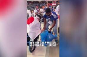日本球迷世界杯赛后捡垃圾，被日本网友质疑作秀，为何每次大赛这类行为都会成为话题？对球场环境和秩序真实贡献如何？