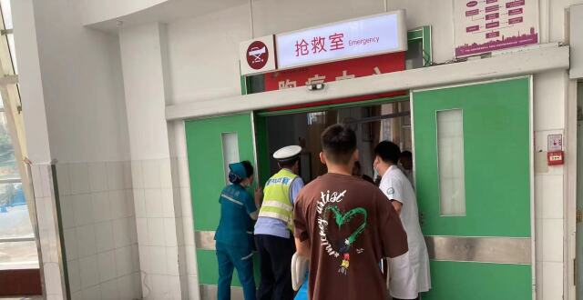 女司机高速发病 安阳交警上演生命时速救援_腾讯新闻