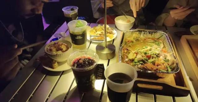 “睡前吃宵夜”和“饿肚子睡觉”，哪个危害更大？_腾讯新闻