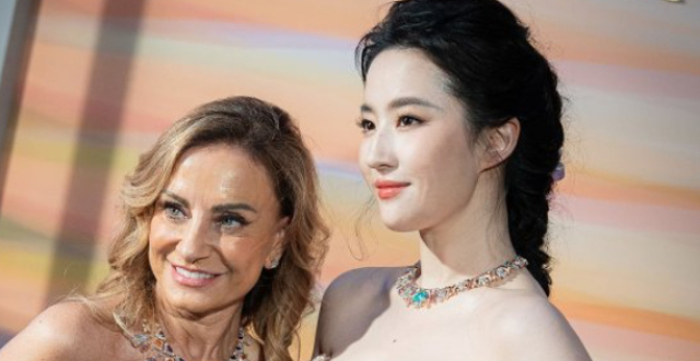 意大利这一夜，37岁刘亦菲秒了28岁Lisa，我终于明白，什么叫仪态万方_腾讯新闻