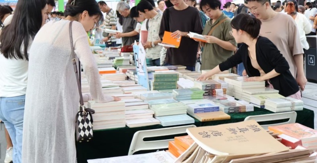 第六届深圳书展有多火爆？一组排长龙图片告诉你_腾讯新闻