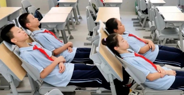 新学期我市近80所学校让学生“躺睡”！午休“躺睡”，为什么不能说躺就躺？_腾讯新闻