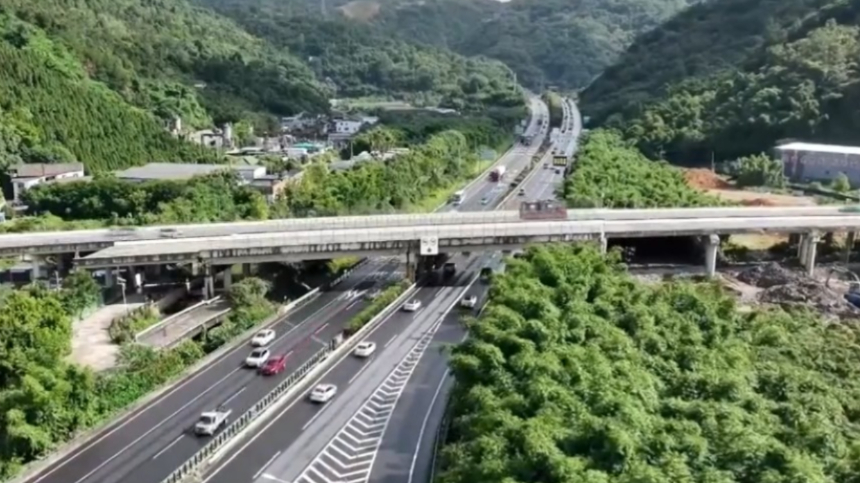 勿让抢行加塞成为交通事故“导火索” 加塞抢行违法 一次记三分_腾讯新闻