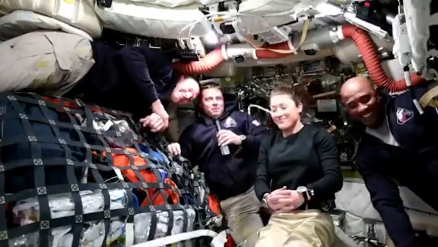 美绕月飞船舱内画面曝光宇航员：厕所修好了我们100%在向月球前进