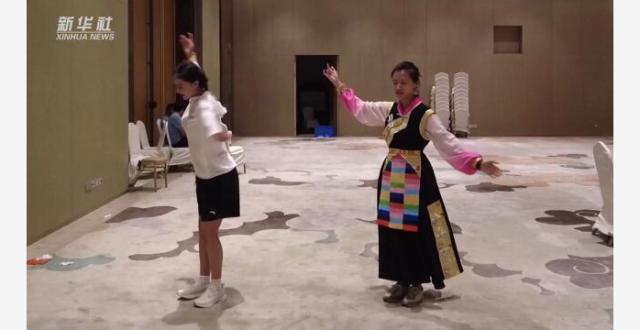 意行vlog：藏族弦子舞初体验_腾讯新闻