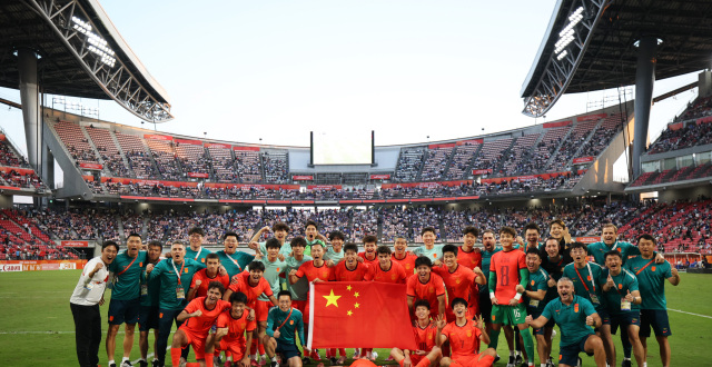 图集：国足亚运队夺铜后集体拍摄大合影，李昊手举国旗激情庆祝缩略图