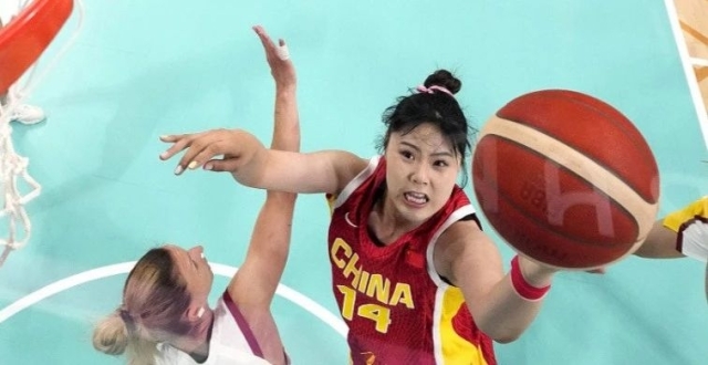 中国女篮惜败西班牙：李月汝“寡不敌众”_腾讯新闻