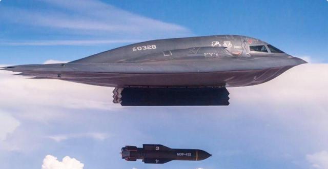 美军派出3架B-2隐身战略核轰，炸毁胡塞5个地下武器库_腾讯新闻