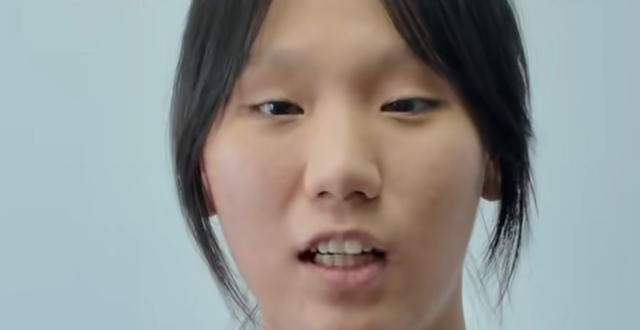 女飞行员刘忆北录取事件发酵，说话凸牙眼镜斜，女承父业惹人质疑_腾讯新闻