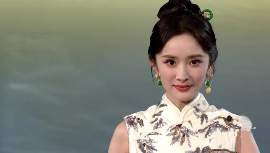 杨幂央视秋晚旗袍装似古韵美人,站姐隔百米拍下路透,舞台彩蛋中小幂好