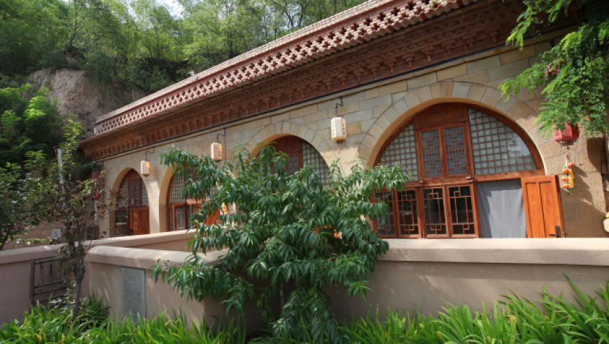 延安赵家岸村:村民搬进山下新村,山上的山体窑洞変民宿