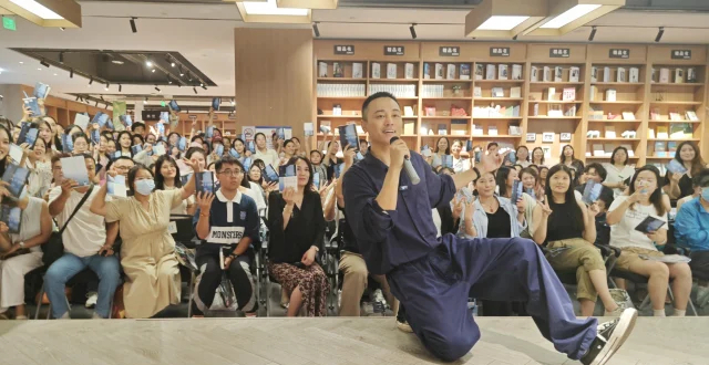 撬走内心的藤壶 刘同携新书《等一切风平浪静》做客郑州_腾讯新闻