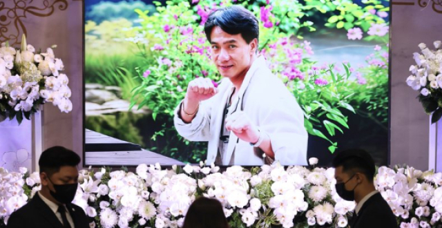演员张振寰告别式，23年没见面的儿子现身，鞠躬送别父亲：这辈子辛苦了_腾讯新闻