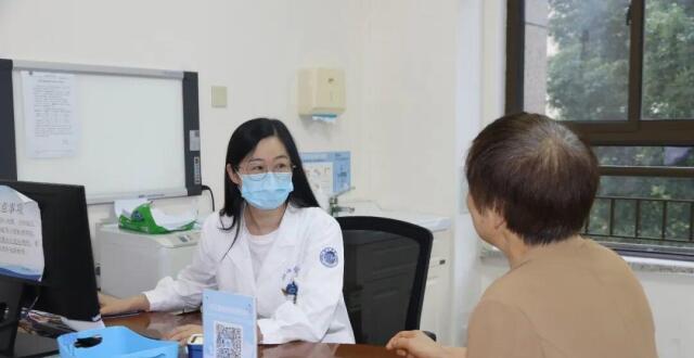 女子每天两杯咖啡 打喷嚏断了根肋骨