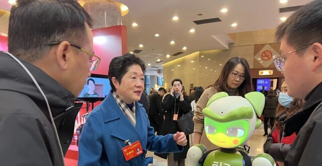 直击成都两会|两会启幕，蓉品登场！140余件“成都造”精品亮相会场_腾讯新闻