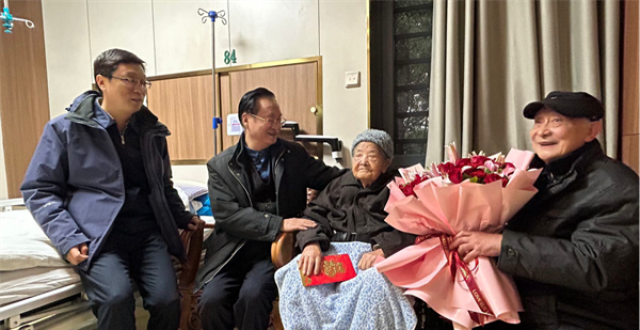 李友志看望慰问老红军遗孀_腾讯新闻