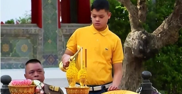 提帮功王子终于成年！行为正常颜值飙升，上演大型“回国复仇”戏_腾讯新闻