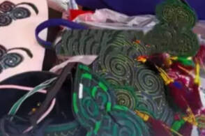 女子在云南旅游误把丧葬品当纪念品买下，游客购买前如何辨别物品用途？旅游区特殊商品该不该主动标识？