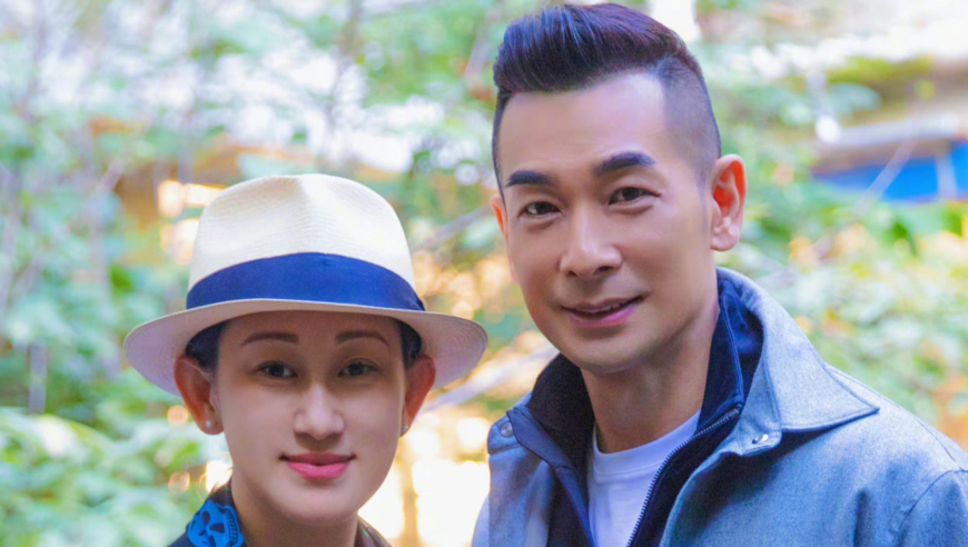 赵文卓携妻甜蜜逛街,43岁张丹露打扮富贵,结婚17年恩爱依旧