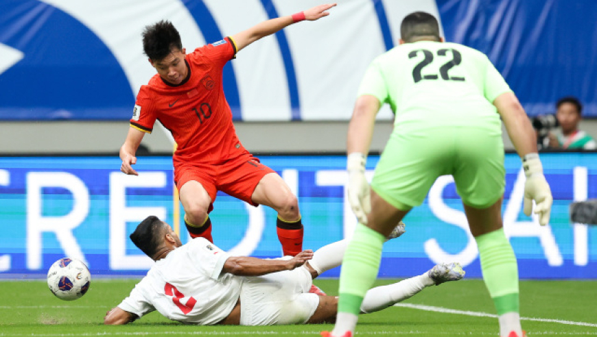 半场：国足0-0巴林 王钰栋遭侵犯主裁拒判点球+抢点失良机