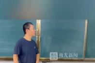 三人上课迟到，老师只让两只脚进教室，终究是一人扛下了所有！_腾讯新闻