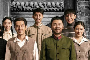 网友认为《抓特务》不如同题电视剧《无悔追踪》，如何评价这种观点？电影和电视能这样比较吗？