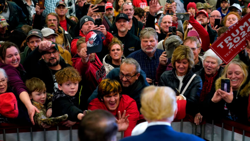 深陷民调泥潭，特朗普罕见站立咆哮18分钟，外媒：他在焦虑什么