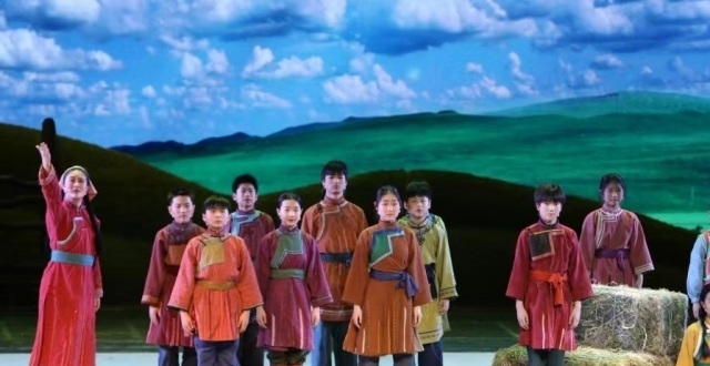 舞台剧《国家的孩子》亮相国家大剧院，民族团结佳话感动青少年_腾讯新闻
