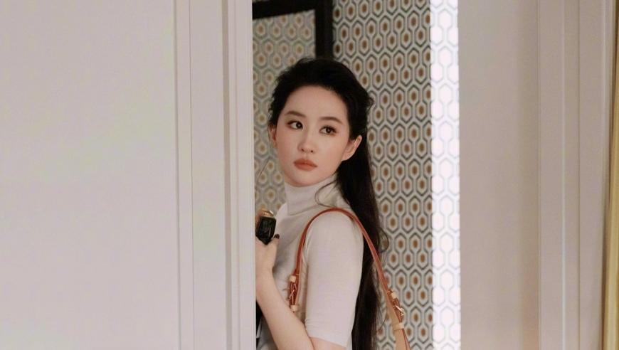 向太说刘亦菲14岁已谈吐惊人，其妈妈颜值非常高，拥有很多追求者