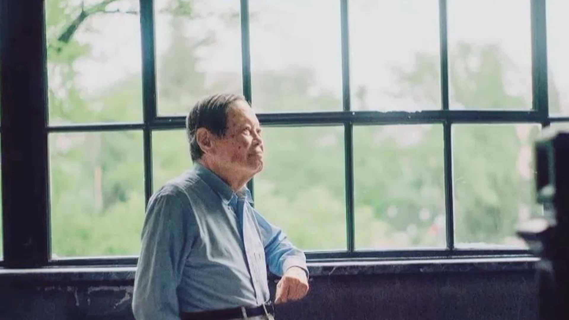 杨振宁先生逝世：从“爱国游子”到“归根老人” 120秒缅怀科学巨擘_腾讯新闻