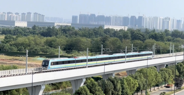 成都三条轨道交通线年内通车！地铁27号线一期列车亮相_腾讯新闻