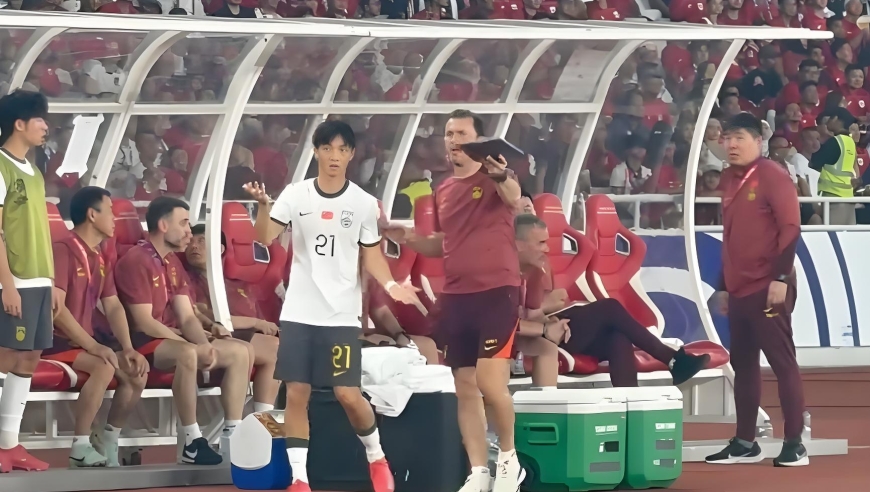 国足战印尼乌龙曝光！伊万教练组3次叫错人，杨明洋被当成韦世豪