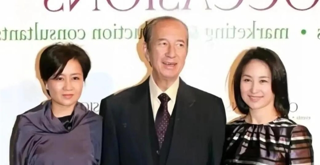 何超盈带女儿与何超琼过年，何超琼与外甥女穿亲子装，画面温馨！_腾讯新闻
