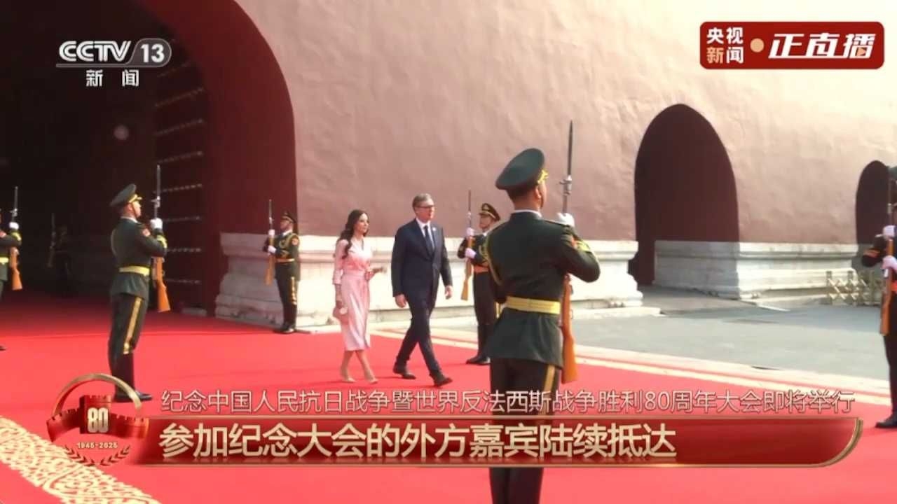 现场：塞尔维亚总统武契奇抵达天安门端门_腾讯新闻