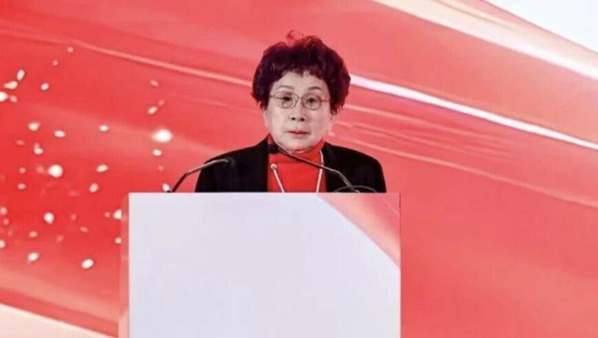 83岁董事长遭女儿女婿联手提议罢免，丈夫去年去世，公司股价已跌近90%