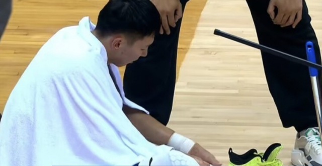 男篮头号玻璃人？周琦又受伤被搀扶离场 北京4年2400万要打水漂吗_腾讯新闻