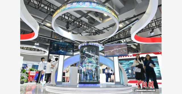 2025数智科技生态大会吸引参观者_腾讯新闻