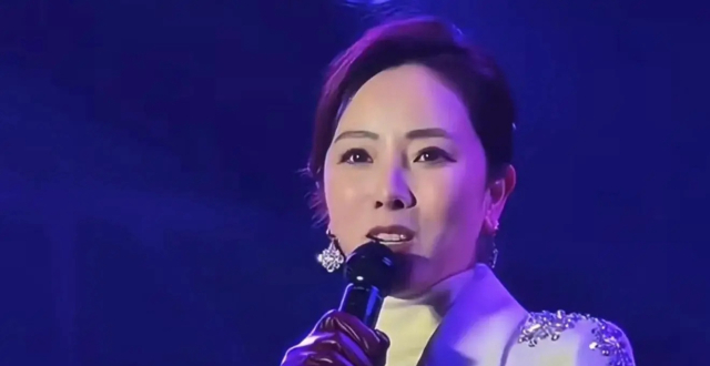 李思思在县城站台，穿呢大衣冻得鼻头通红，初恋老公比尼格买提小_腾讯新闻