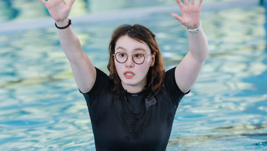 傅园慧游泳教练首秀,录综艺成鬼马教练,旱鸭将变洪荒之力继承人