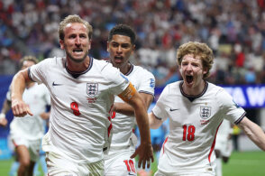 凯恩双响，英格兰2-1逆转民主刚果，为何阵容豪华的英格兰赢得如此艰难？他们还能走多远？